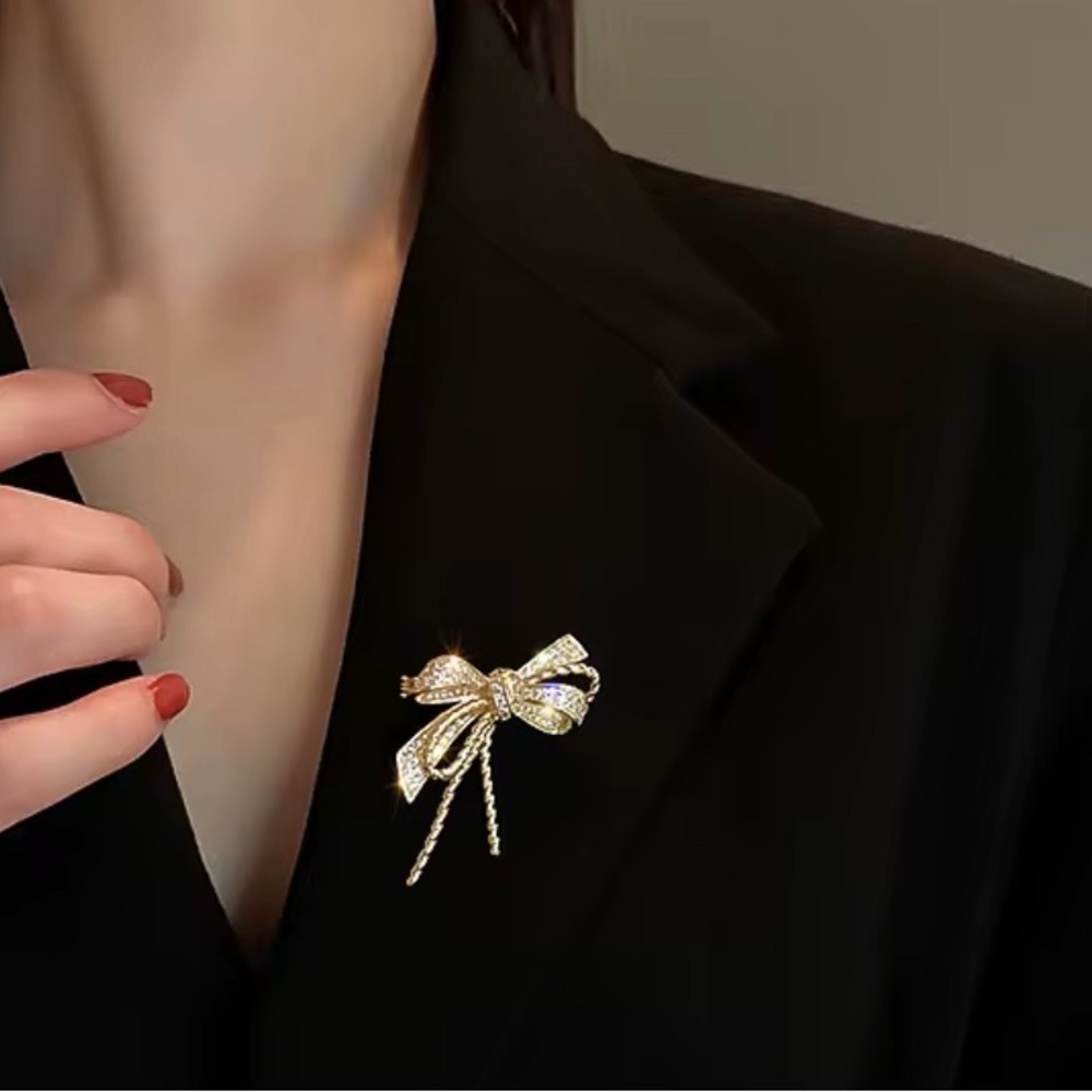 Elegant Gold Bow Brooch with Crystals.